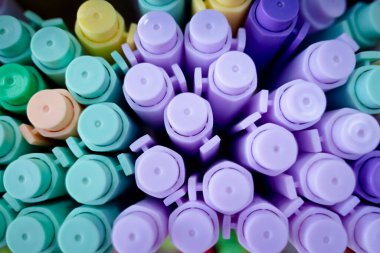 Çeşitli renkte kalem kümelerinin arkaplanı.