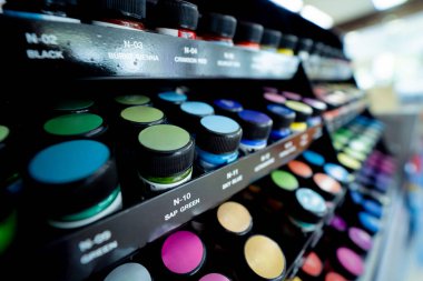 Çok çeşitli renkli boya setlerinin arkaplanı.