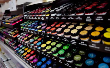 Çok çeşitli renkli boya setlerinin arkaplanı.