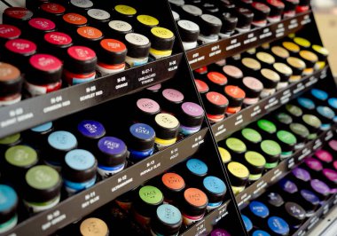 Çok çeşitli renkli boya setlerinin arkaplanı.