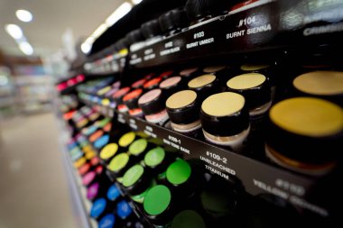 Çok çeşitli renkli boya setlerinin arkaplanı.