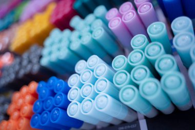 Çeşitli renkte kalem kümelerinin arkaplanı.