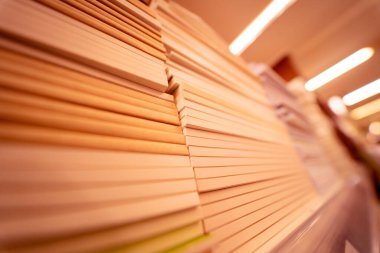 Kitapçıdaki raflarda farklı kitaplar var..