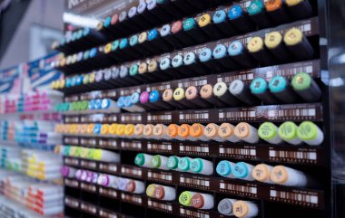 Çeşitli renkte kalem kümelerinin arkaplanı.