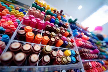 Çeşitli renkte kalem kümelerinin arkaplanı.