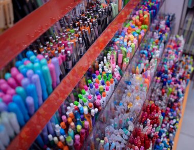 Çeşitli renkte kalem kümelerinin arkaplanı.