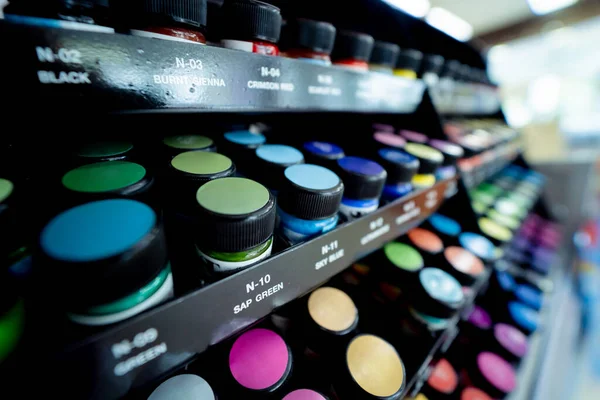 Çok çeşitli renkli boya setlerinin arkaplanı.
