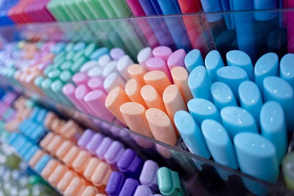 Çeşitli renkte kalem kümelerinin arkaplanı.