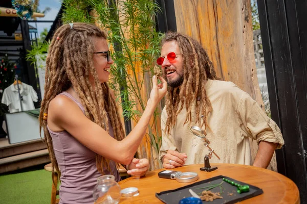 Hippie Couple Style Examine Les Articulations Les Bourgeons Marijuana Médicale — Photo