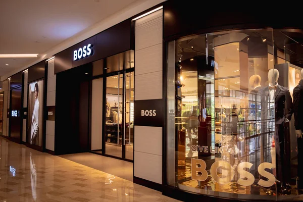 Kuala Lumpur Malaysia 2022年12月4日 Hugo Bossブランドの小売店ロゴの看板がショッピングモールの店頭に立っています — ストック写真