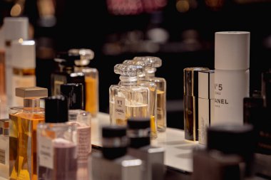 KUALA LUMPUR, MALAYSIA - Aralık 04, 2022: Alışveriş merkezinin vitrinindeki Chanel marka perakende mağaza logosu.