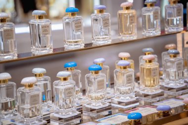 KUALA LUMPUR, MALAYSIA - DECEMBER 04, 2022: Estee Lauder brand retail shop logo signboard on the storefront in the shopping mall.