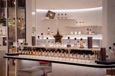 KUALA LUMPUR, MALAYSIA - Aralık 04, 2022: Christian Dior marka perakende satış mağazası logosu alışveriş merkezinin vitrininde.