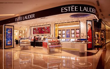 KUALA LUMPUR, MALAYSIA - DECEMBER 04, 2022: Estee Lauder brand retail shop logo signboard on the storefront in the shopping mall.
