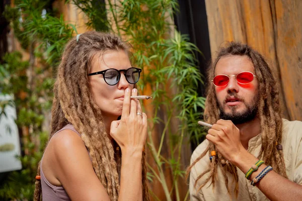 Estilo Hippie Casal Fumar Cigarros Com Maconha Medicinal — Fotografia de Stock