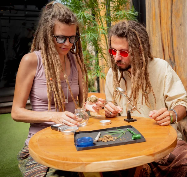Hippie Couple Style Examine Les Articulations Les Bourgeons Marijuana Médicale — Photo