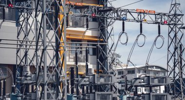Yüksek voltajlı elektrik santrali akım alt istasyonu.