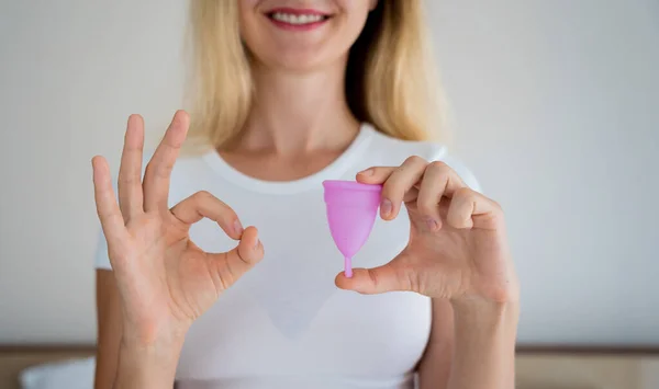 Joven Hermosa Mujer Casa Sosteniendo Una Copa Menstrual Sus Manos — Foto de Stock
