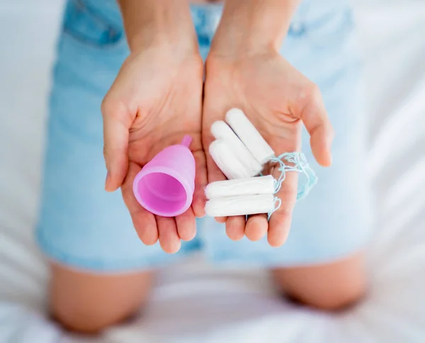 Junge Frau Hält Menstruationstasse Und Tampons Den Händen — Stockfoto