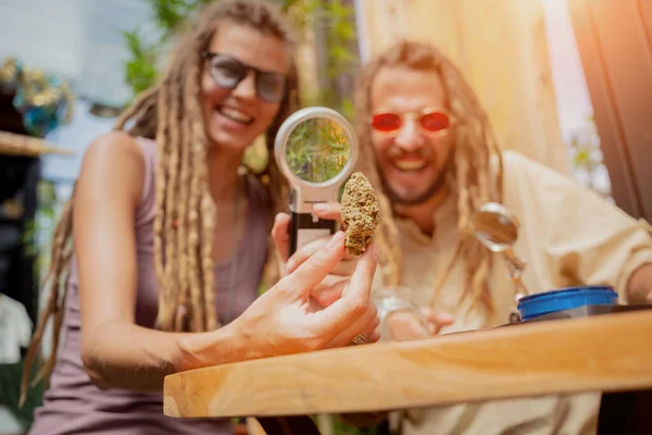 Estilo Hippie Pareja Examina Bajo Una Lupa Las Articulaciones Brotes —  Fotos de Stock