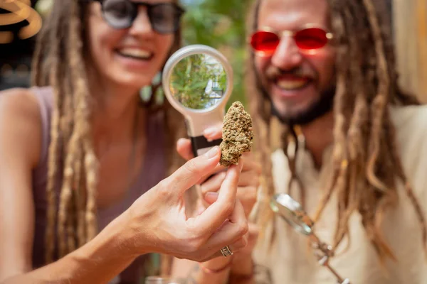 Hippi Tarzı Bir Çift Büyüteç Altında Tıbbi Marihuananın Eklemlerini Tomurcuklarını — Stok fotoğraf