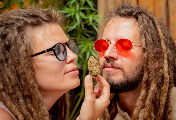 Hippie Style Couple Examines Joints Buds Medical Marijuana — Stock Photo, Image