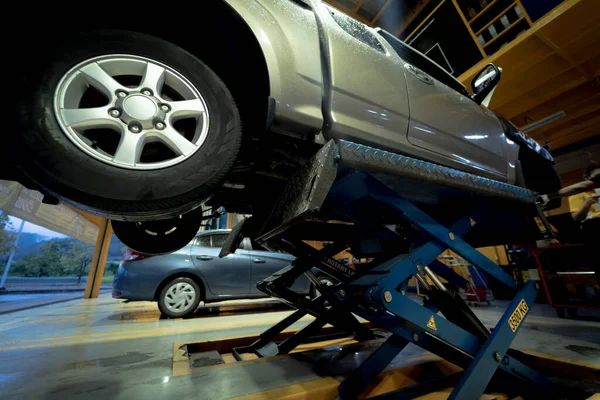 Car Hydraulic Lift Auto Repair Shop — Stock Photo, Image