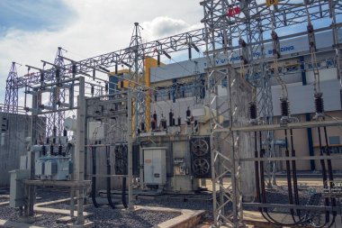 Yüksek voltajlı elektrik santrali akım alt istasyonu.