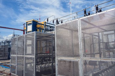 Yüksek voltajlı elektrik santrali akım alt istasyonu.