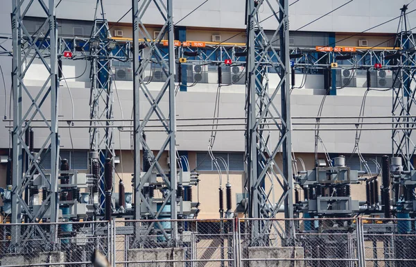 Yüksek voltajlı elektrik santrali akım alt istasyonu.