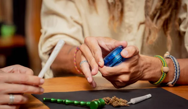 Pasangan Bergaya Hippie Membuat Rokok Ganja Medis — Stok Foto