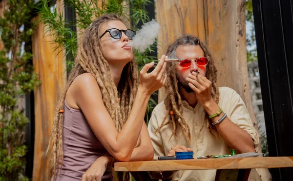 Estilo Hippie Casal Fumar Cigarros Com Maconha Medicinal — Fotografia de Stock