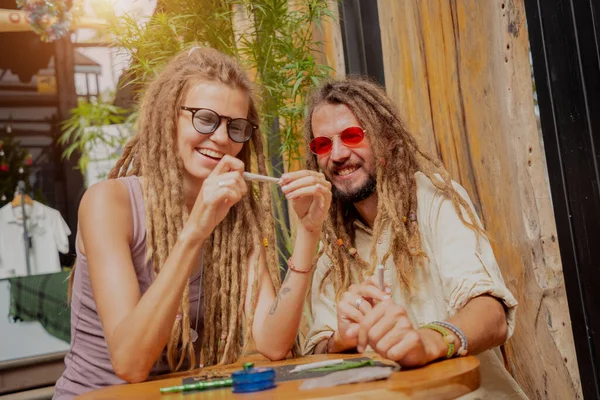 Estilo Hippie Pareja Haciendo Cigarrillos Marihuana Medicinal — Foto de Stock