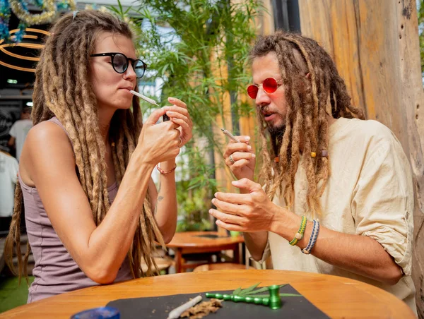 Coppia Hippie Che Fuma Sigarette Con Marijuana Medica — Foto Stock