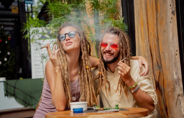 Hippie Stijl Koppel Sigaretten Roken Met Medicinale Marihuana — Stockfoto