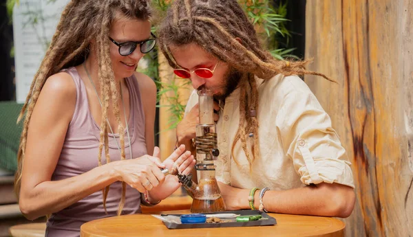Hippie Styl Pár Kouření Lékařské Marihuany Pomocí Bong — Stock fotografie
