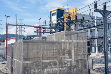 Yüksek voltajlı elektrik santrali akım alt istasyonu.