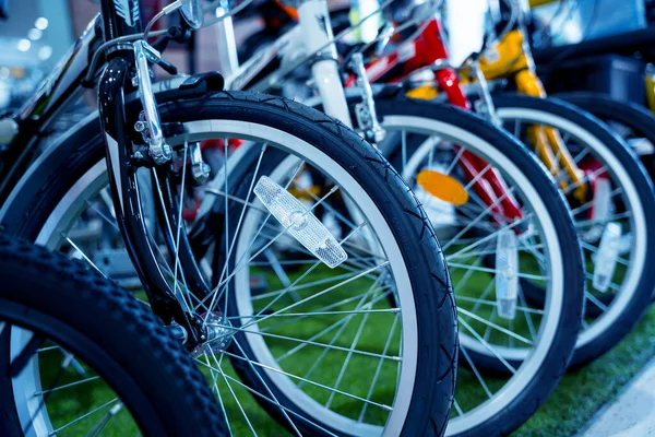 Σειρά Τροχών Ποδηλάτων Στο Ειδικό Κατάστημα Ποδηλάτων — Φωτογραφία Αρχείου