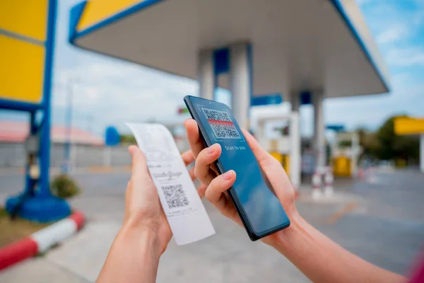 Woman Using Contactless Payment Mobile Phone Code Car Filling Station — Photo