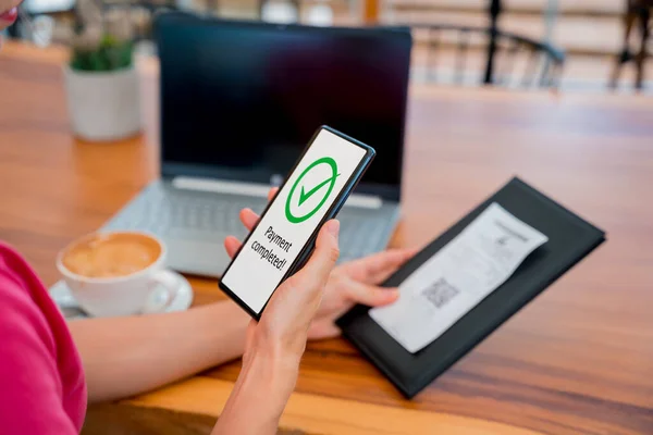 Woman Using Contactless Payment Mobile Phone Code Cafe — Stockfoto