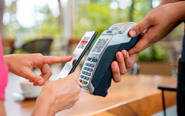 Woman Using Contactless Payment Mobile Phone Code Cafe — Stock Photo, Image