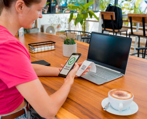 Woman Using Contactless Payment Mobile Phone Code Cafe — Stockfoto