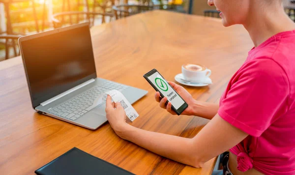 Vrouw Met Contactloze Betaling Mobiele Telefoon Met Code Het Café — Stockfoto