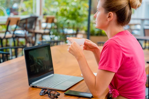 Jonge Vrouw Die Koffie Drinkt Aan Tafel Met Notebook Café — Stockfoto