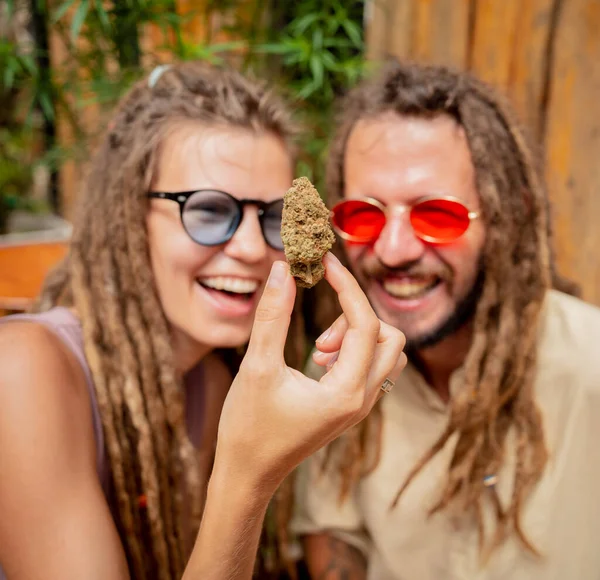 Hippi Tarzı Çift Tıbbi Marihuananın Eklemlerini Tomurcuklarını Inceliyor — Stok fotoğraf