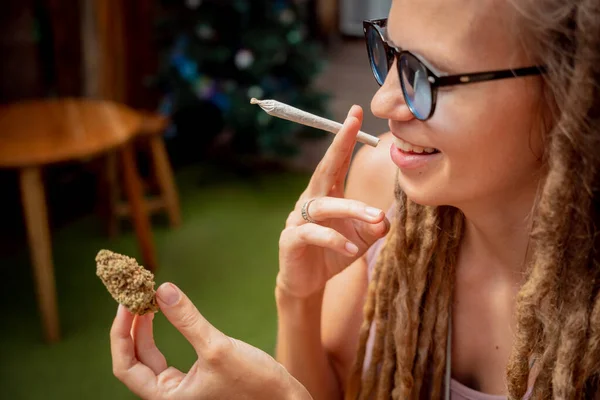 Mulher Estilo Hippie Fumar Cigarros Com Maconha Medicinal — Fotografia de Stock