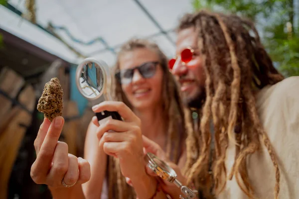 Hippi Tarzı Bir Çift Büyüteç Altında Tıbbi Marihuananın Eklemlerini Tomurcuklarını — Stok fotoğraf