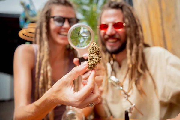 Estilo Hippie Casal Examina Sob Uma Lupa Articulações Botões Maconha — Fotografia de Stock