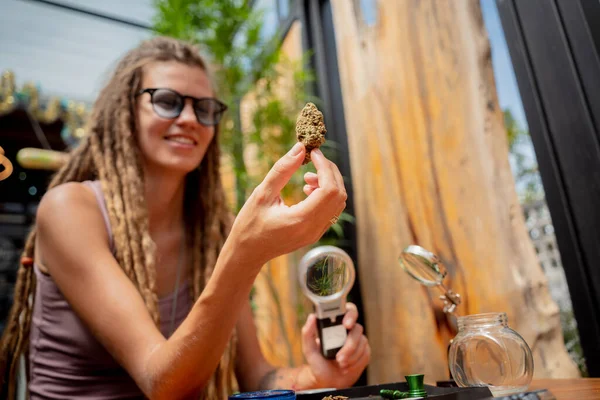 Hippi Tarzı Kadın Büyüteç Altında Tıbbi Marihuananın Eklemlerini Tomurcuklarını Inceliyor — Stok fotoğraf