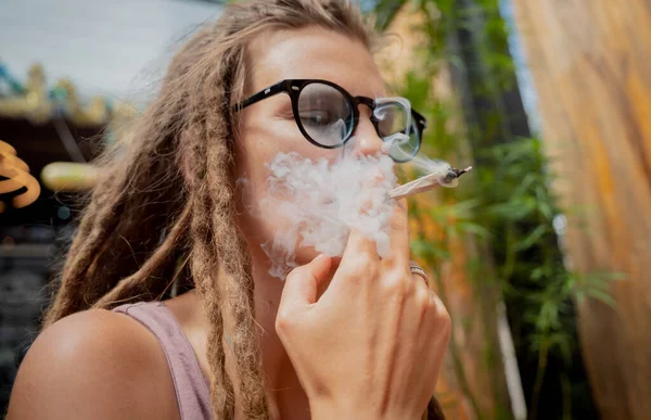 Hippi Tarzı Kadın Tıbbi Marihuanayla Sigara Içiyor — Stok fotoğraf